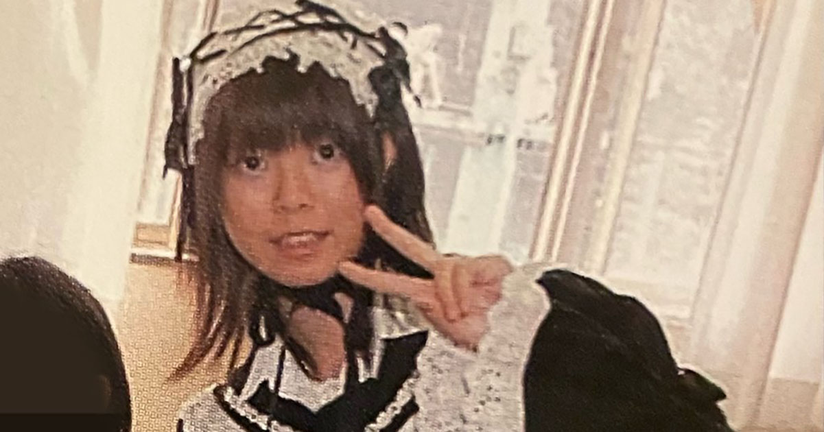 ロリィタ服でピースしていた15歳→22年後……　驚きの“現在の姿”に「作品から出てきたみたい！」「すごくよくお似合い」（1/3） | 女性 ねとらぼ