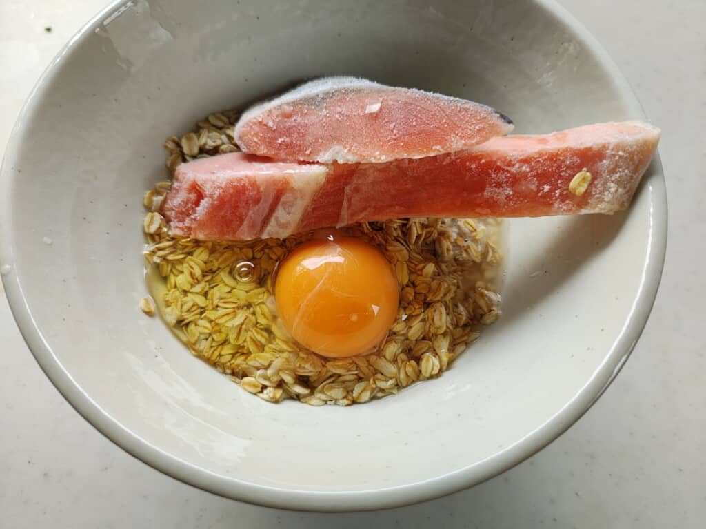 オートミール・水・卵・冷凍鮭を入れた一皿