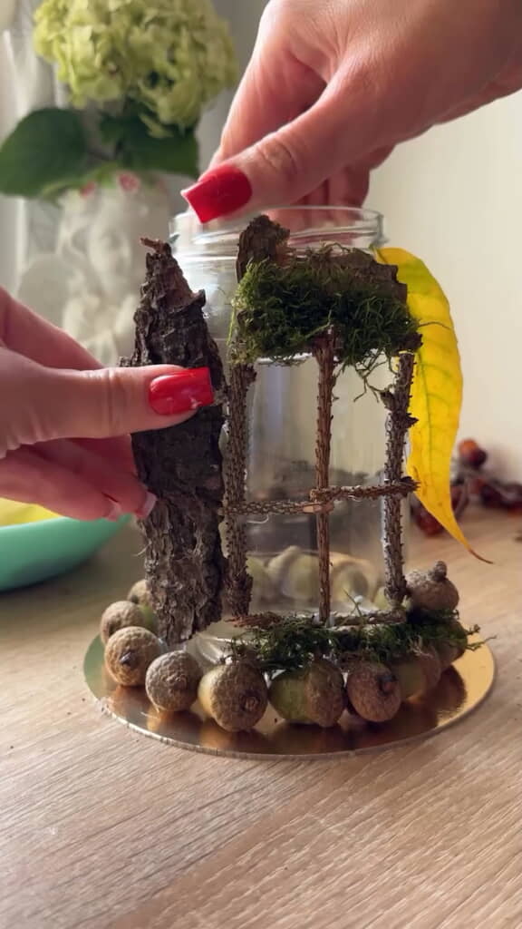 空き瓶の外壁に自然素材を貼っていく
