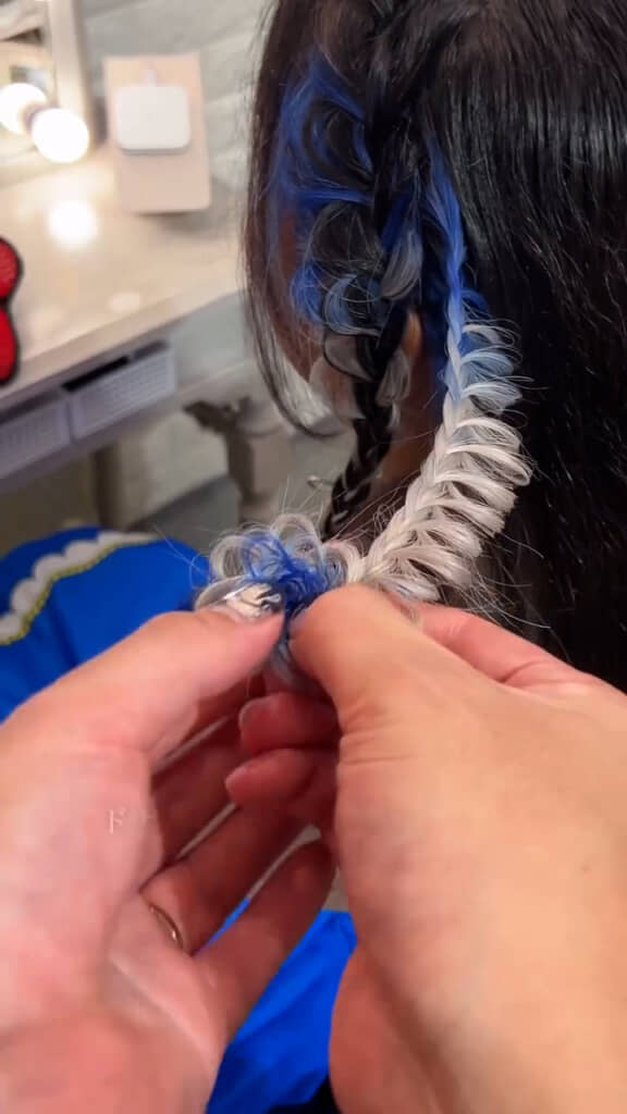 衣装に合わせてヘアアレンジ