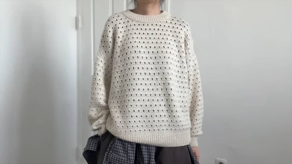 かぎ針編みで編んだニットセーター