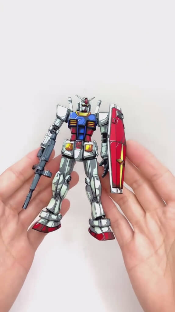 正体はガンプラ