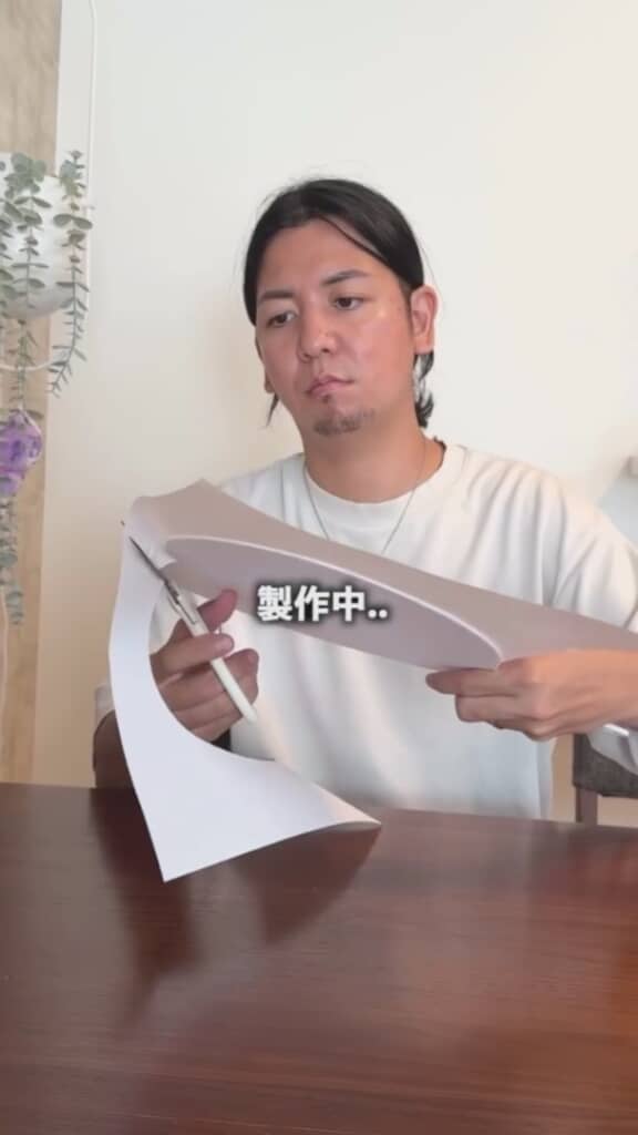 はみ出た紙を切り取って