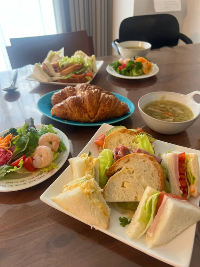 彩り鮮やかなサンドイッチとサラダ