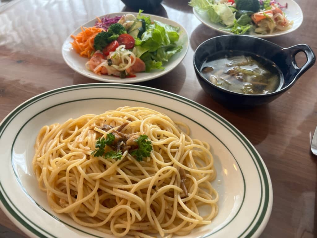 きのこのパスタにはサラダとスープが付いています