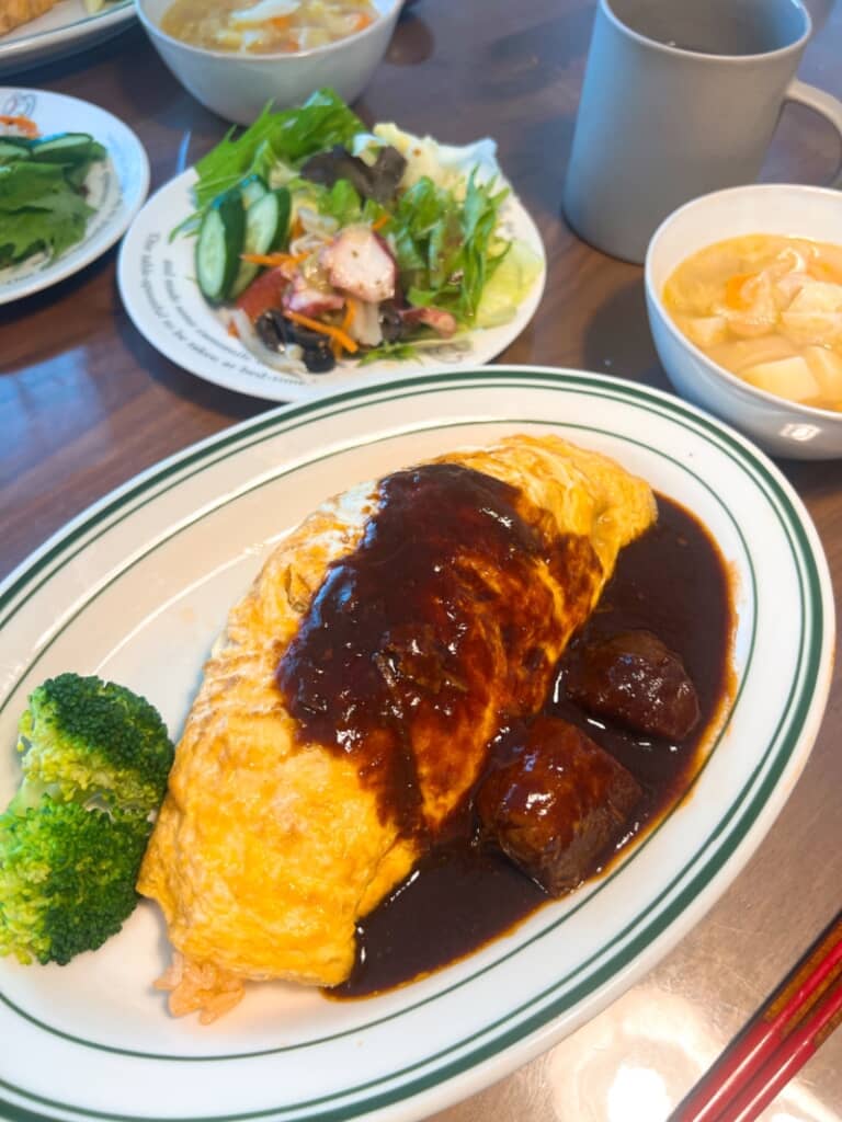 ミートボールが添えられたオムライス