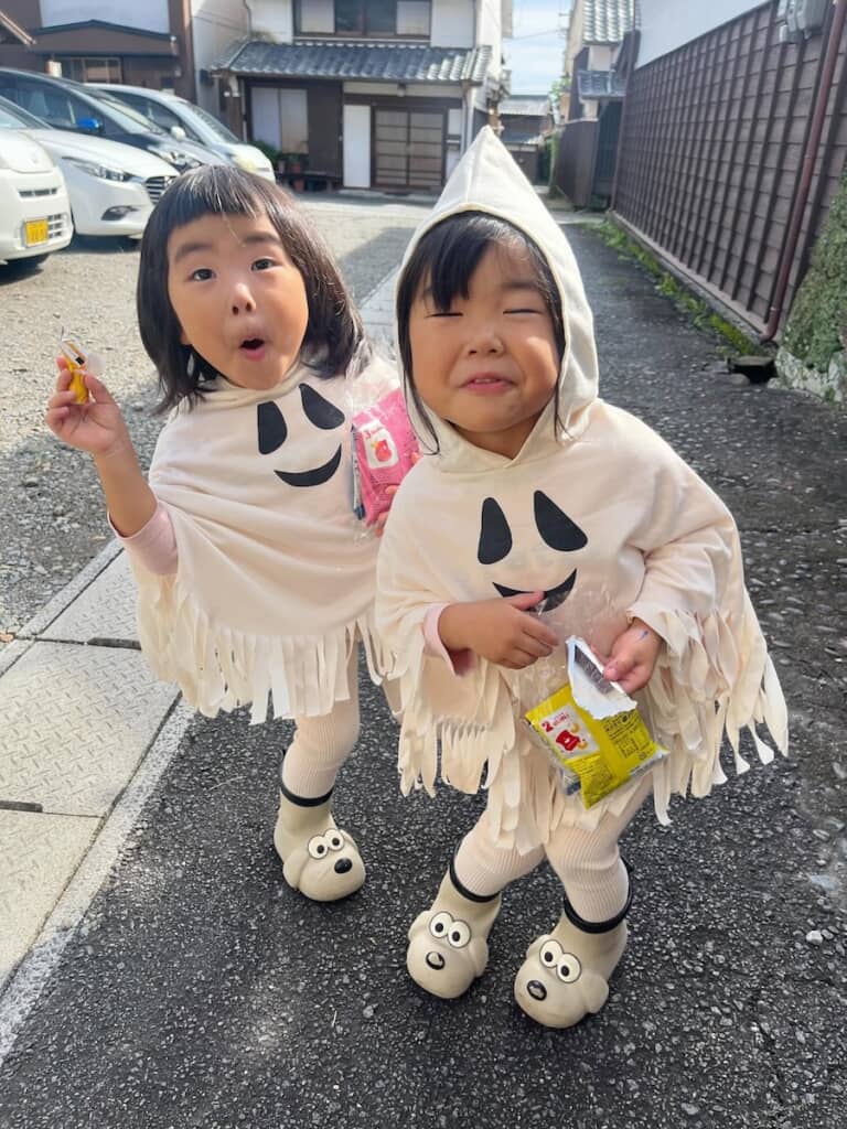 元気いっぱいの女の子に成長した双子ちゃん