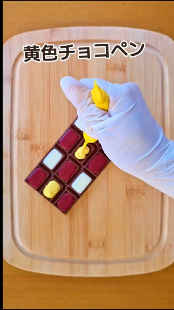 板チョコにチョコを流し入れる