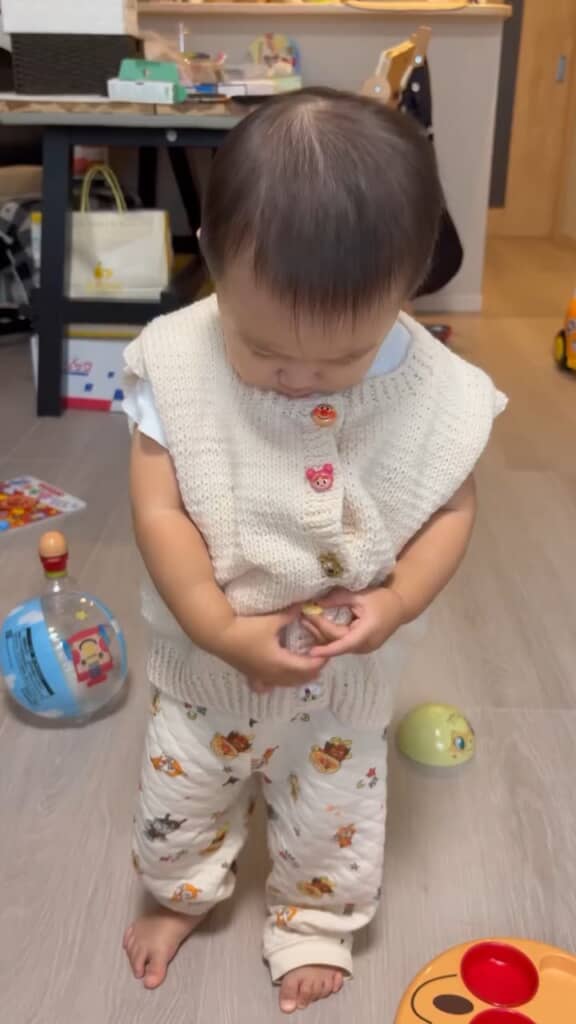 ママが編んだベストを着る娘ちゃん