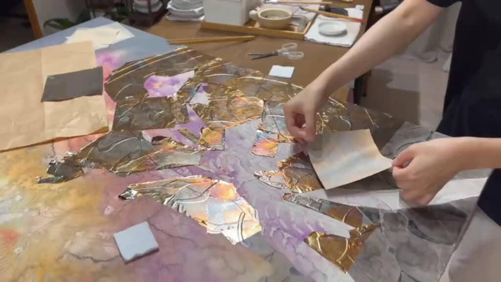 銀箔を貼り付けるシーンで、立体的に描いた模様の意味がわかります