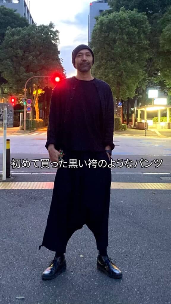 初めて買ったのは黒い袴のようなパンツ