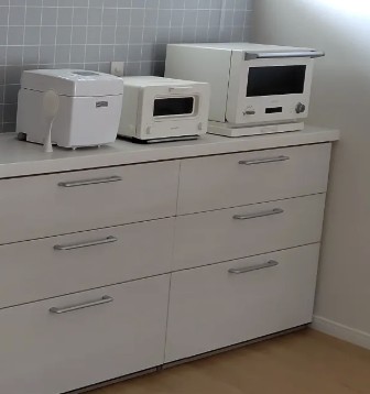 白い家電と白い引き出し