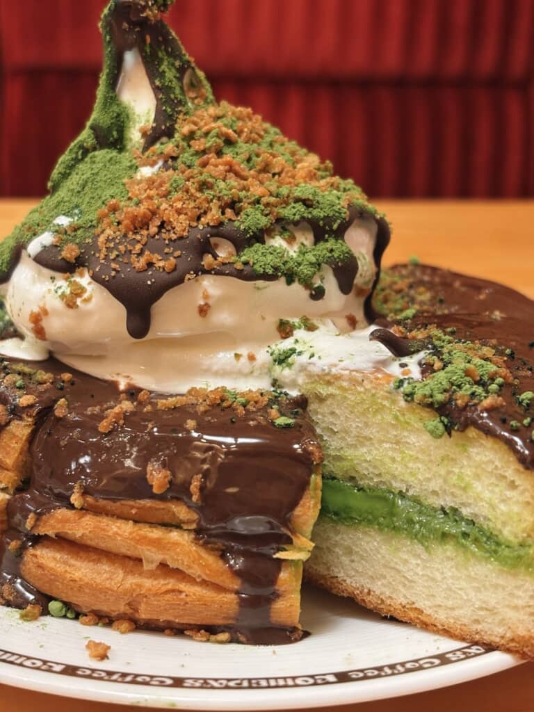 中にも抹茶クリームたっぷりで最高においしそう……！