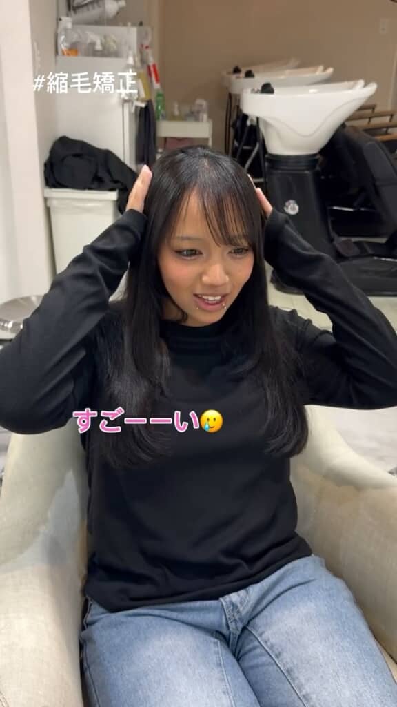 髪を触りながら何度も「すごーい！」と口にする女の子