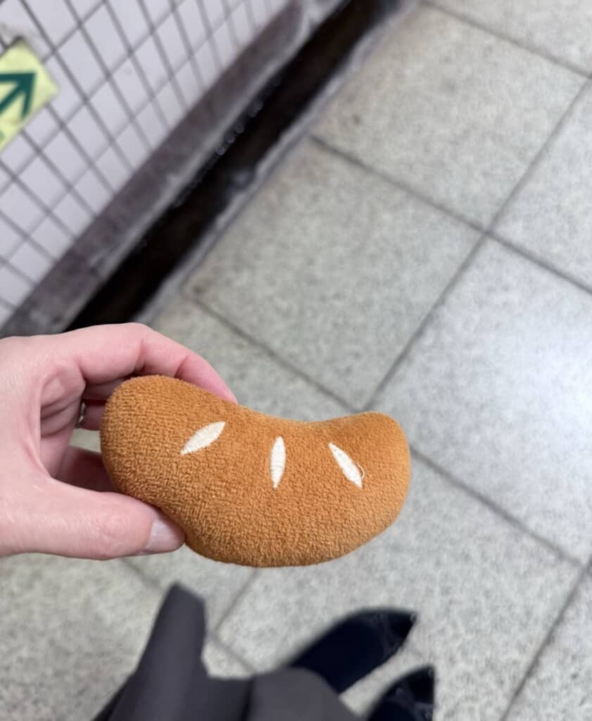 おもちちゃんお気に入りの“パンのおもちゃ”を、会社に持ってきてしまった飼い主さん
