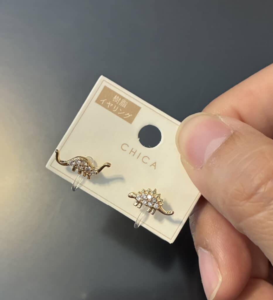 3COINSの恐竜イヤリング