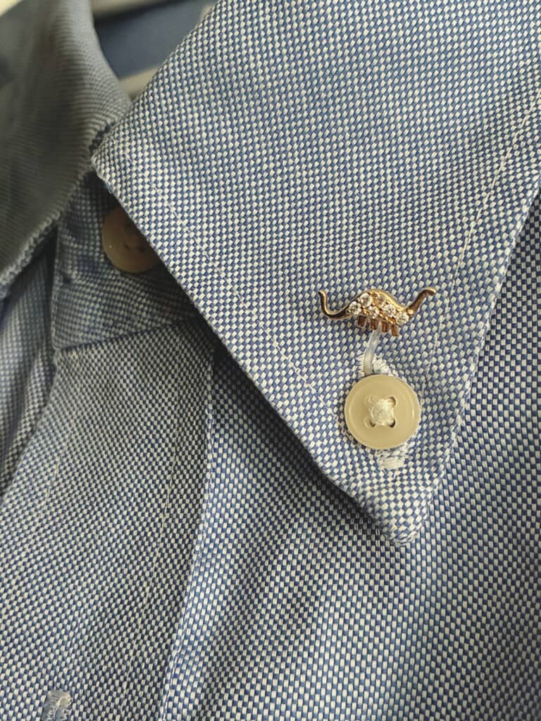 ボタンダウンシャツの穴にも