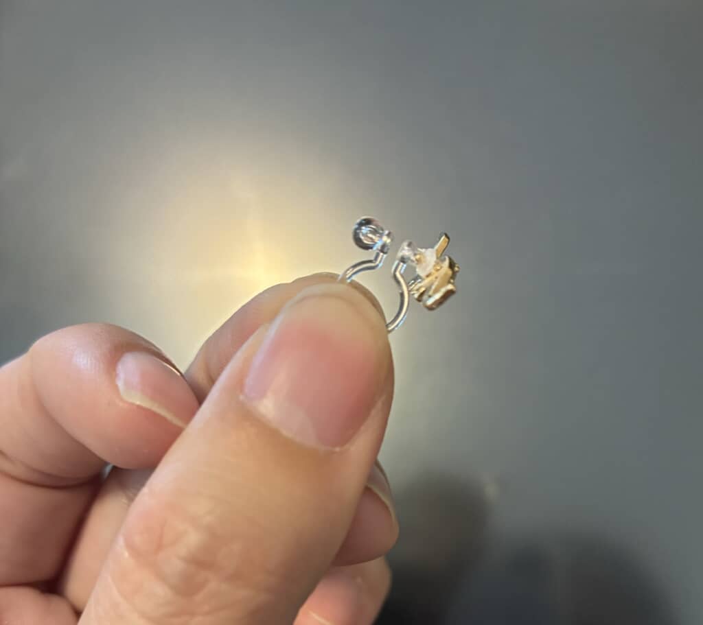 樹脂イヤリングなので装着が簡単で生地を傷めない