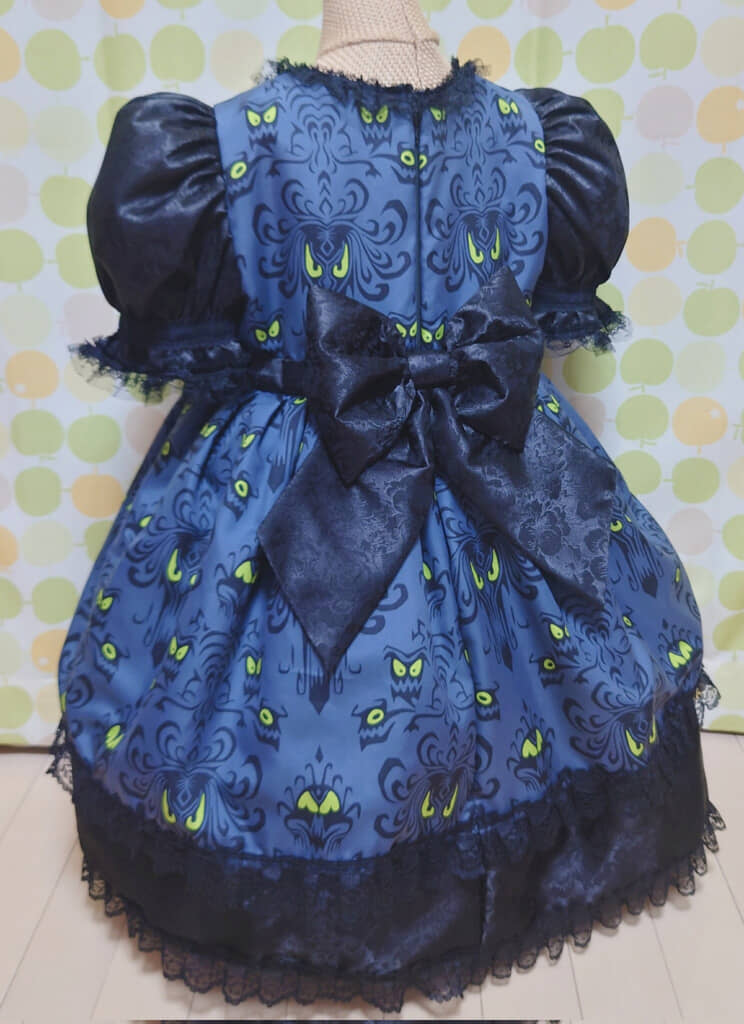 背面には大きなリボン