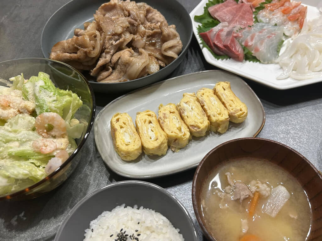 生姜焼きをメインのおかずにした家庭料理