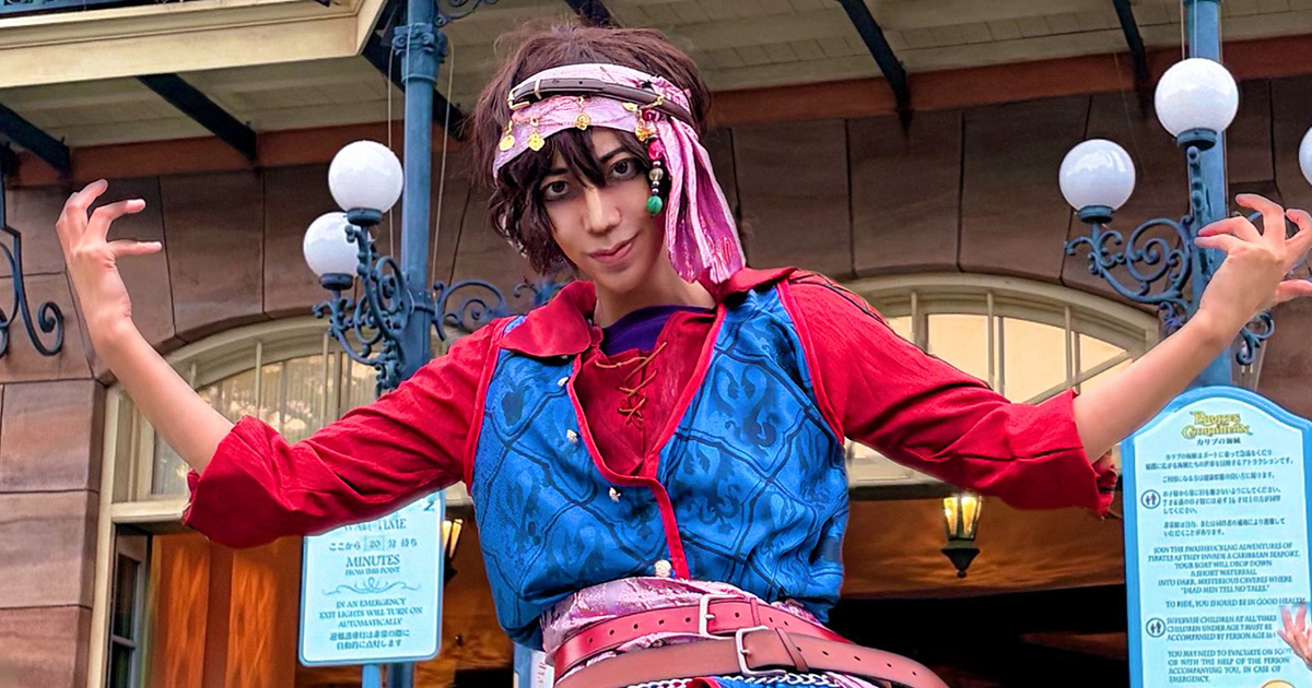 コスプレイヤーが、ディズニーで写真を撮ったら……「今気付いたwww」　後ろに写り込んだ“キャストの姿”が1790万表示「わろたwww」（1/3） | ディズニー ねとらぼ