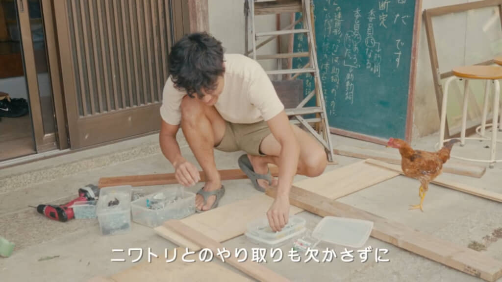 おうちを作ってくれているおだぶんさんにニワトリさんも挨拶しにきた様子