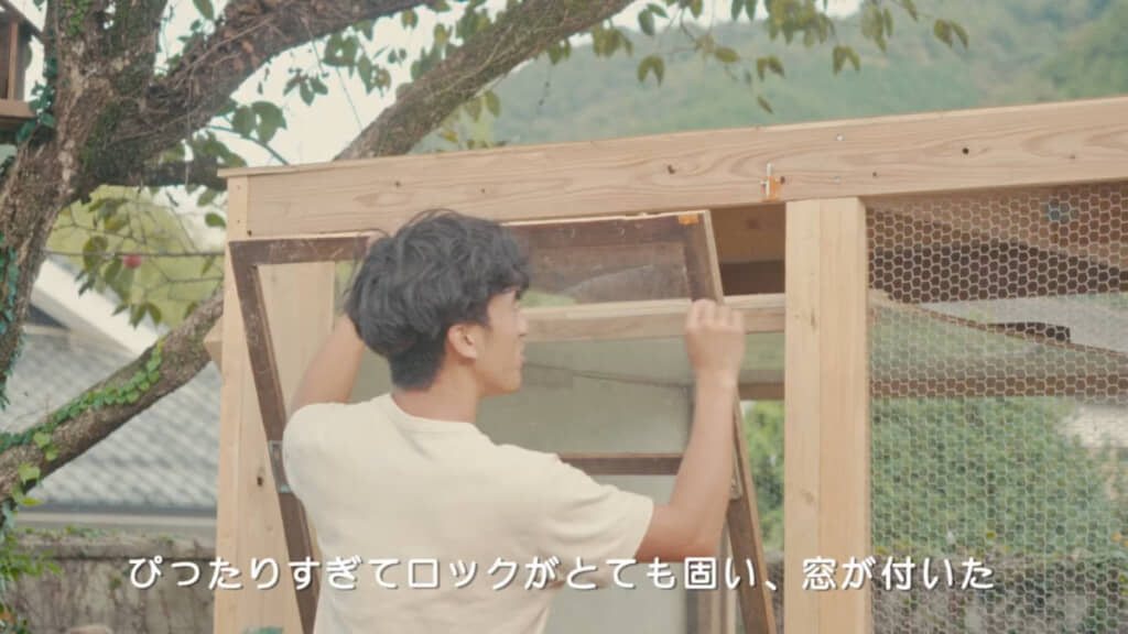 窓は外に倒れて開くように