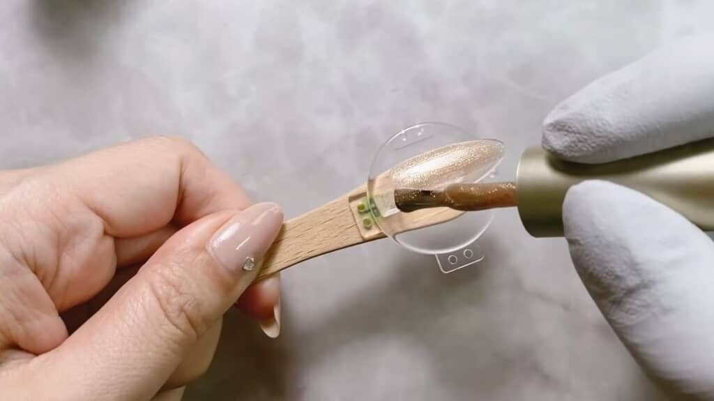 ゴールドのマグネットネイルを塗る