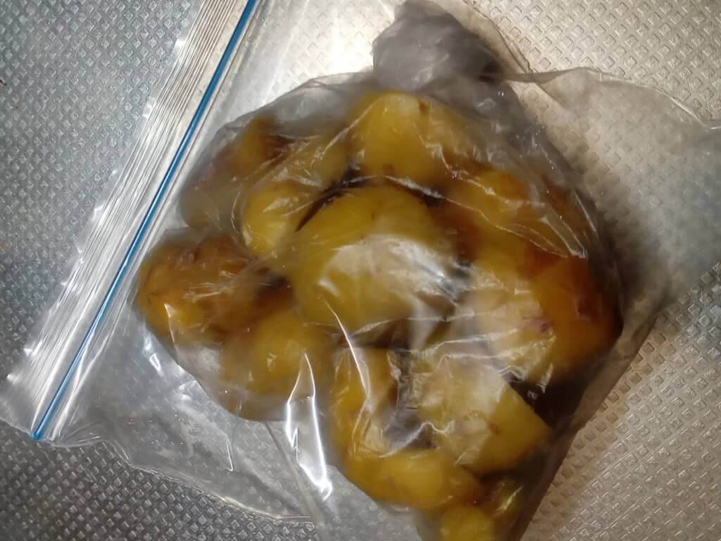 炊飯器に入れ忘れた栗が台所に……