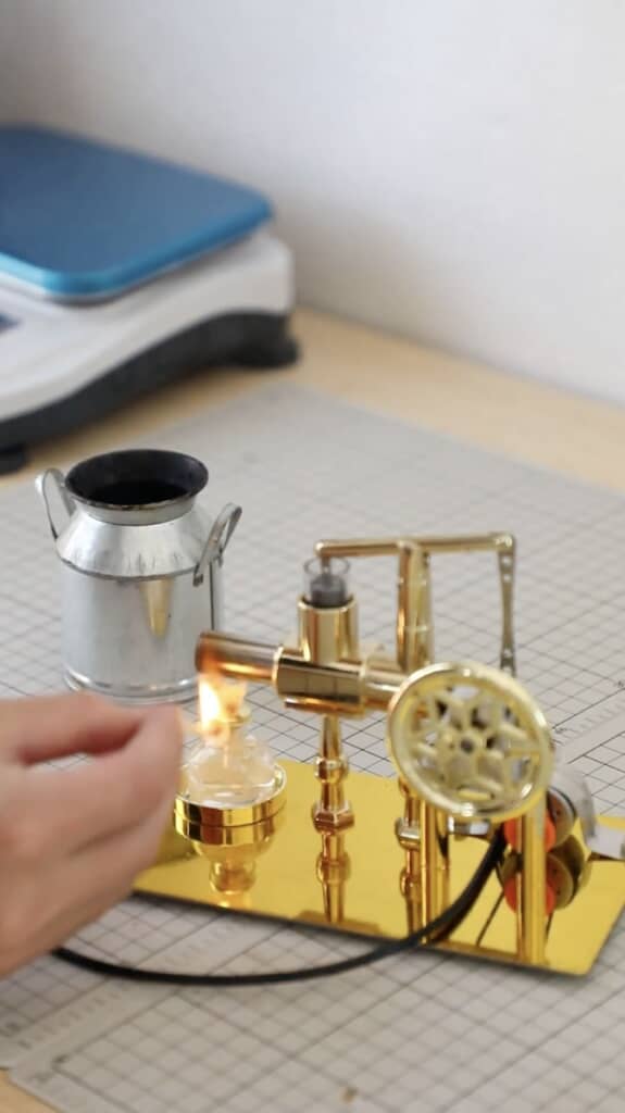 アルコールランプに火を点けると……