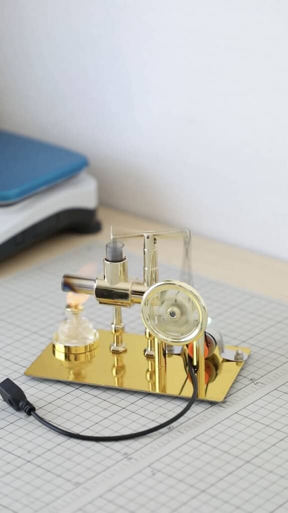 ピストンとホイールが高速で運動を開始