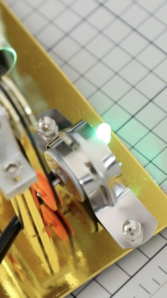 電力が貯まったのか、ランプが緑色に点灯しました