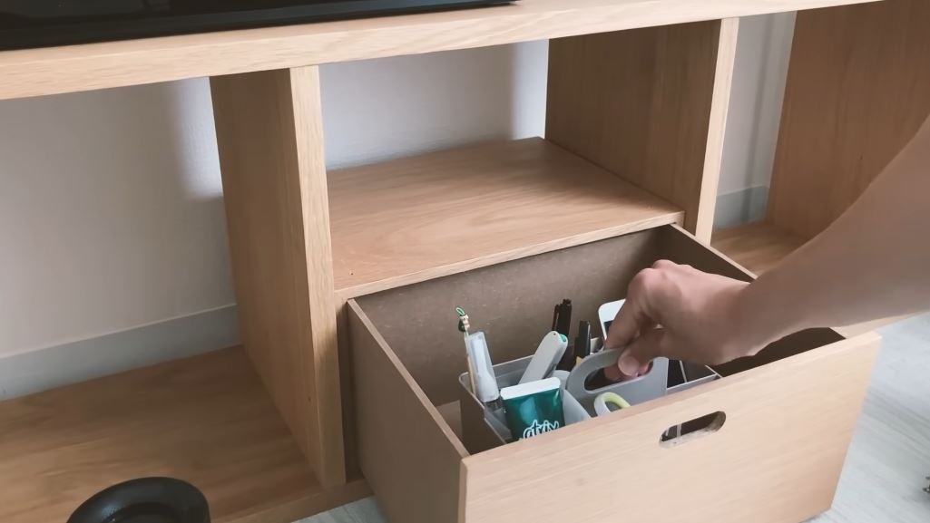 小物類はテレビ台の引き出しへ