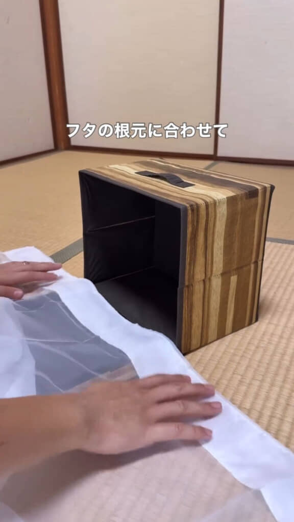 布の端の真ん中をフタの根元に合わせて、木工用接着剤などで接着