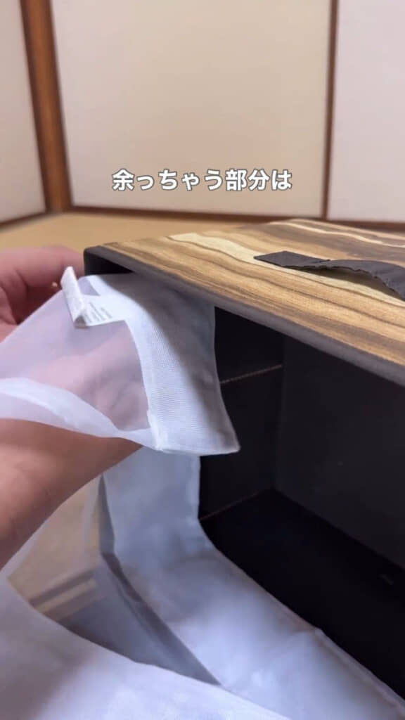 布の両端を、箱の両辺に沿わせるように接着。余った部分は折り返してまとめてから貼ります