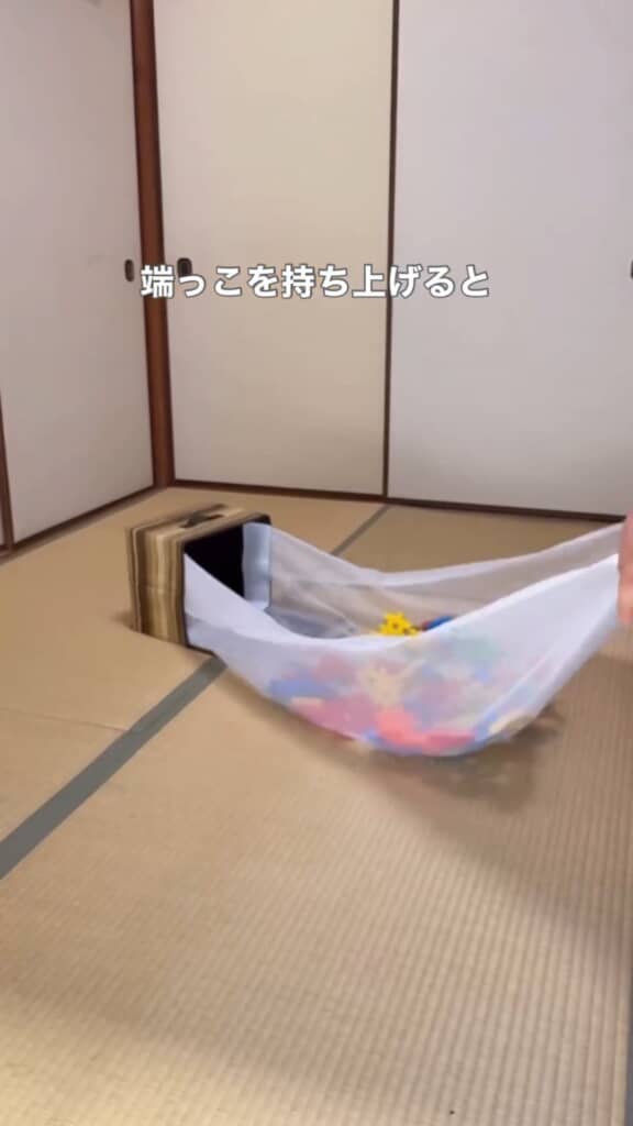 片付けるときはおもちゃを布でくるんでハンモックみたいに