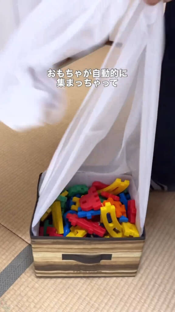 おもちゃは自然と箱の中