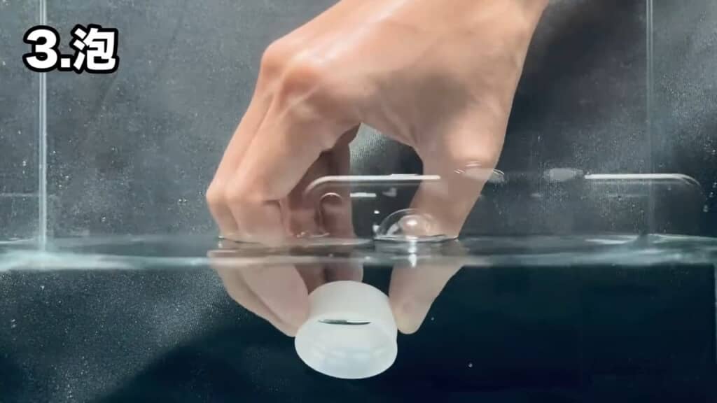 裏返したキャップからこぼれた空気が立てる泡の音