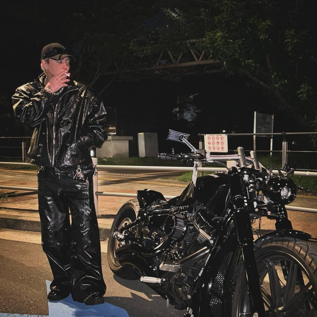 シルバーアクセとブラックのクールなコーデも似合う