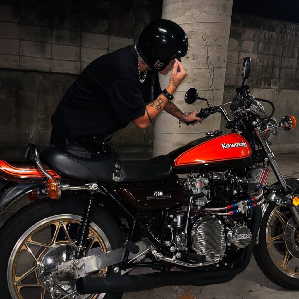 首元と腕のタトゥーがスタイリッシュ