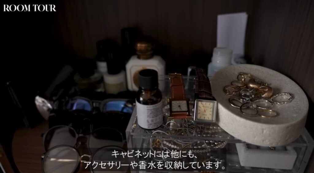 キャビネットには宝石や香水も収納しています