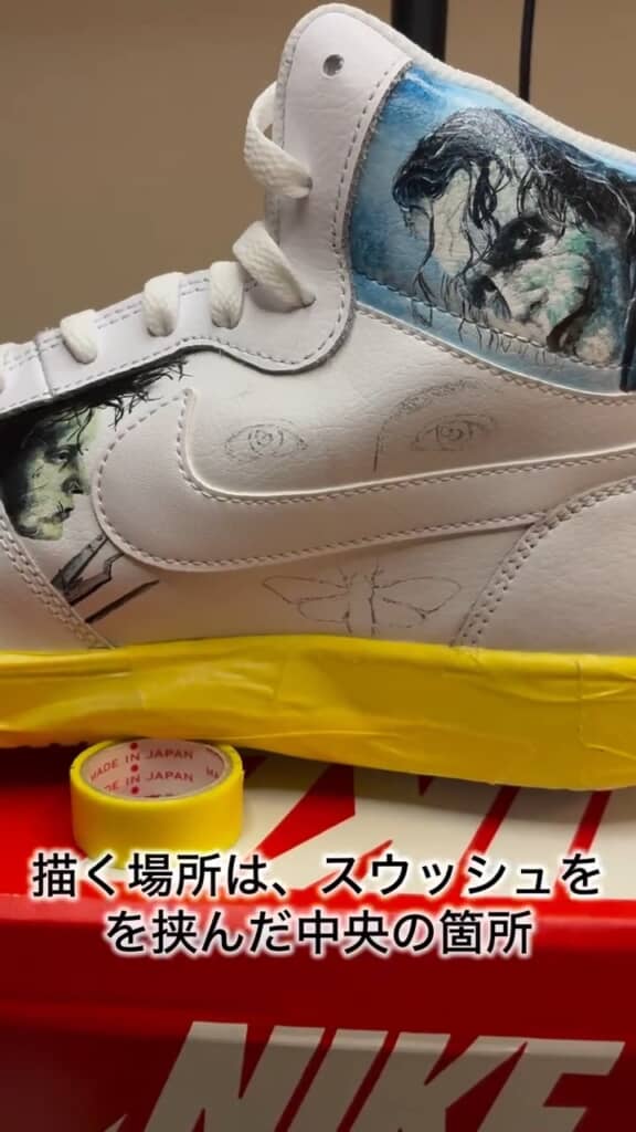 ナイキのマークを挟んで、目とドクロ蛾を描く