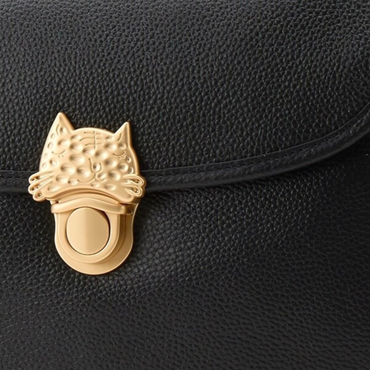 かわいい！」と叫んでしまう【ツモリチサト】の“ネコ金具の革バッグ”が