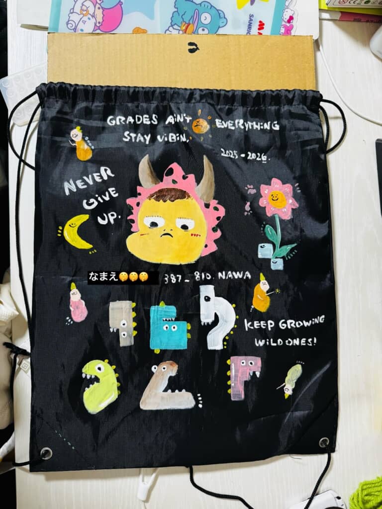 娘から「落書き描いて」と依頼されたのでかわいい絵をナップサックに描きました