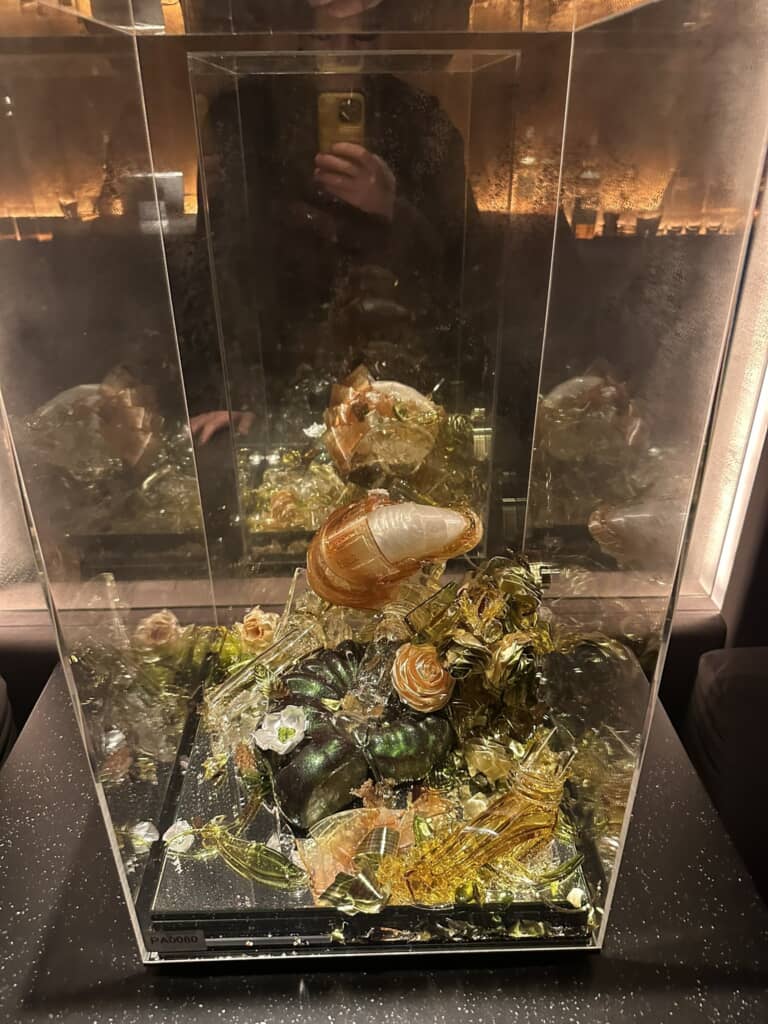 大会会長賞を受賞した飴細工の展示作品が崩れてしまっている