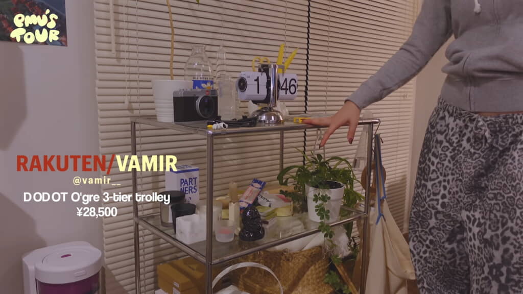 ガラス板の棚に小物を