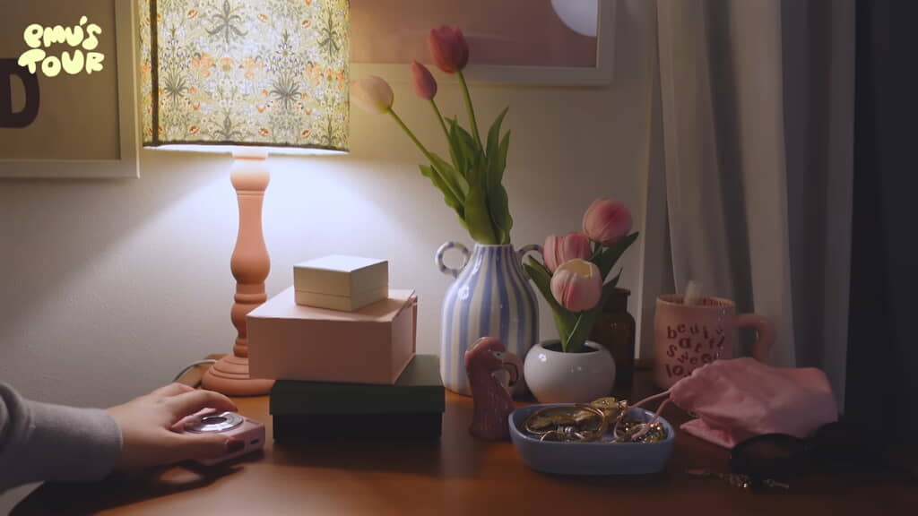 シェルフの上にはピンクの小物を配置