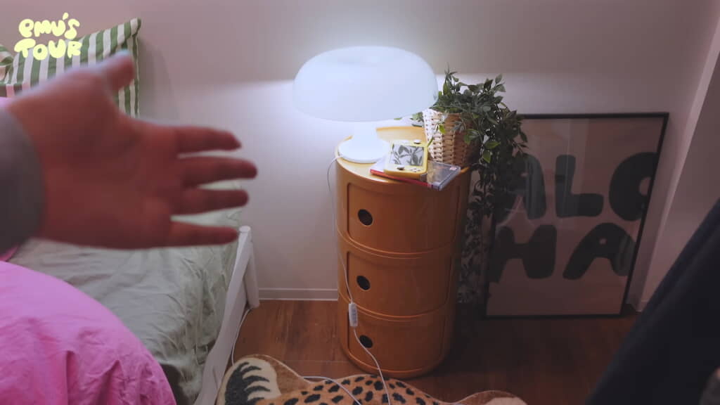 ベッドサイドのチェスト周り