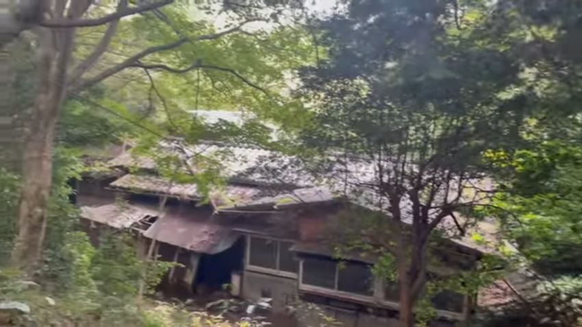 山の中にある廃墟