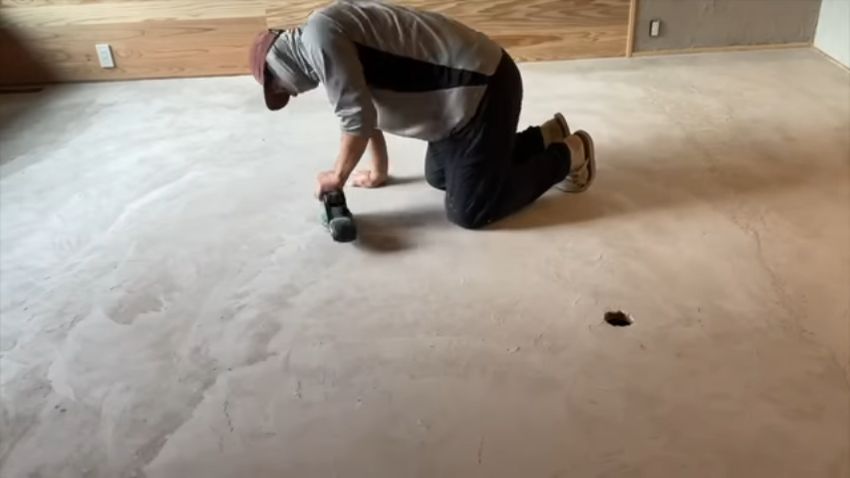 床の研磨作業を行う投稿者